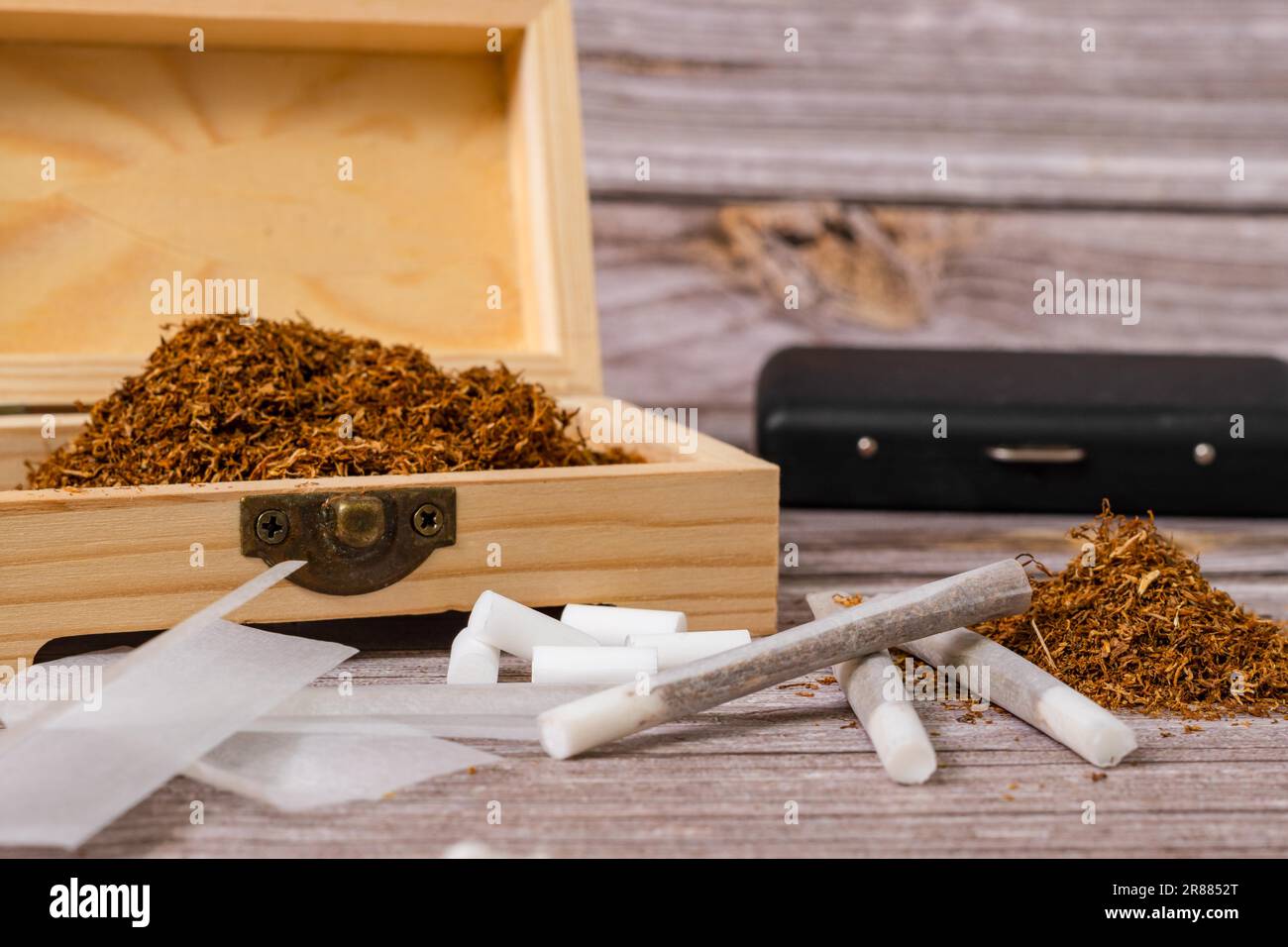 El tabaco de liar filtros y papeles de cigarrillos Fotografía de stock -  Alamy