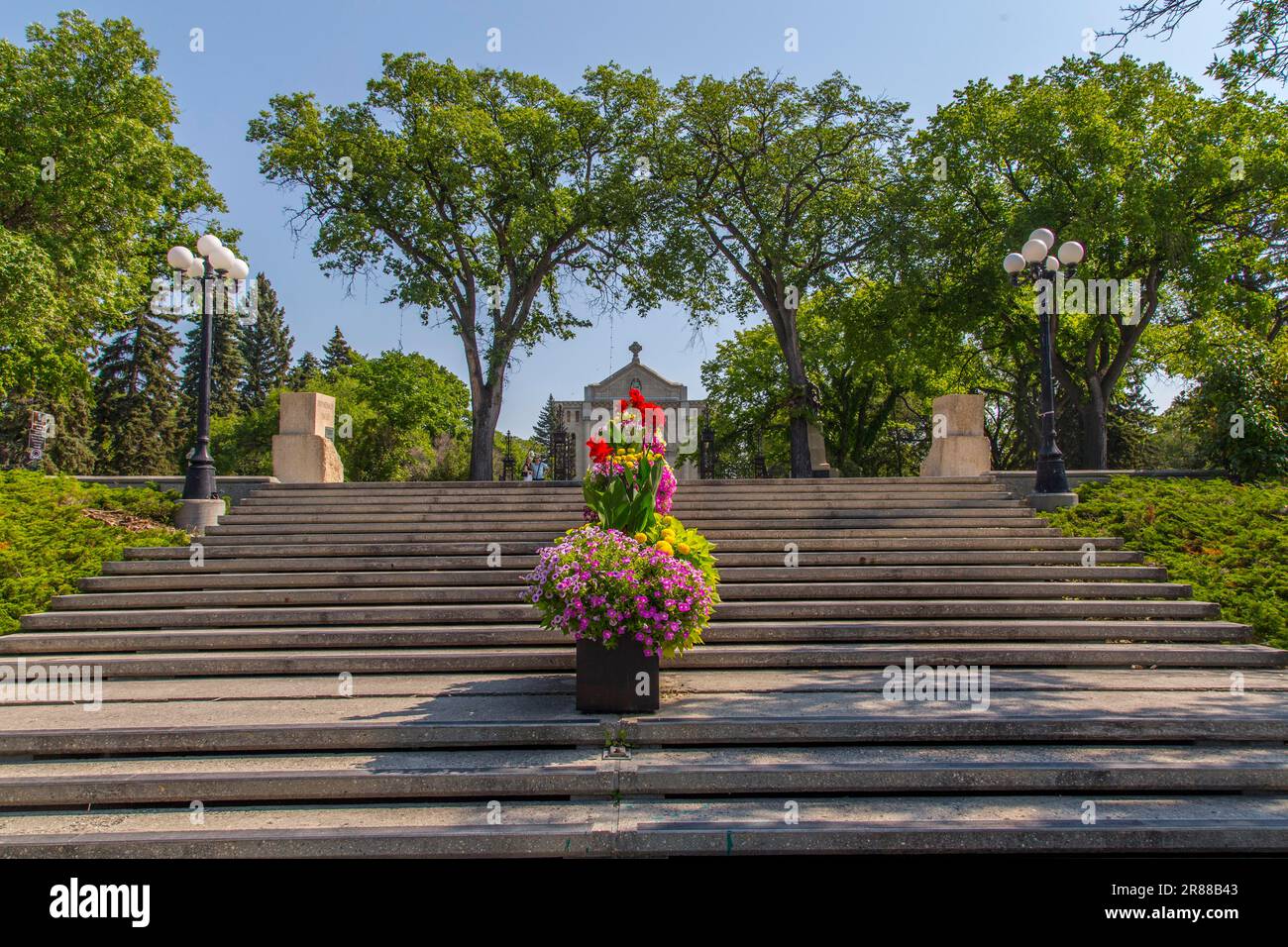 Escaleras desde el río rojo, St. Boniface Heritage Gardens a la Catedral de San Boniface, Winnipeg, Manitoba, Canadá Foto de stock