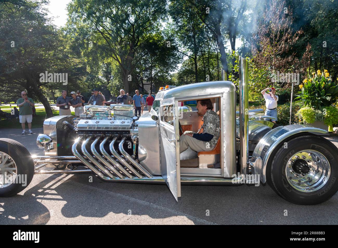 Grosse Pointe Shores, Michigan, Piss'd Off Pete, un vehículo construido por el diseñador y artista Randy Grubb en el espectáculo de automóviles Eyes on Design. Grubb acelera Foto de stock