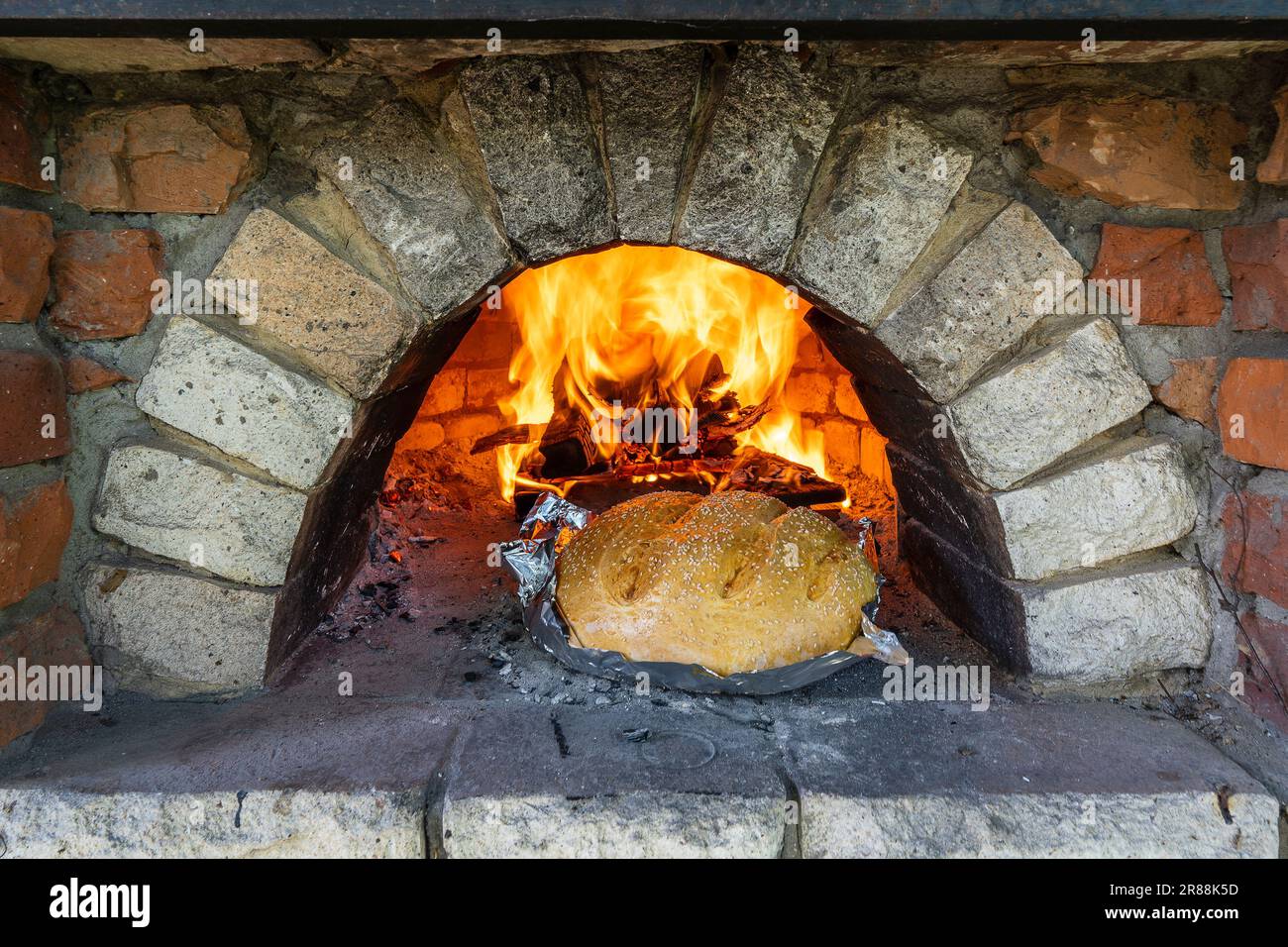 Foto Stock Horno tradicional de ladrillo para hacer pan de masa