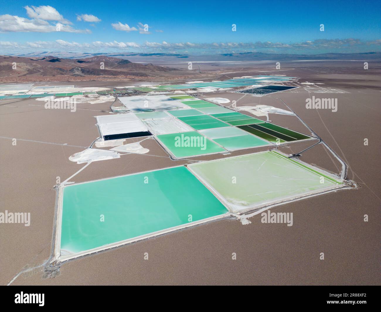 Campos de litio en el desierto de Atacama en Chile, América del Sur - un paisaje surrealista donde nacen las baterías Foto de stock