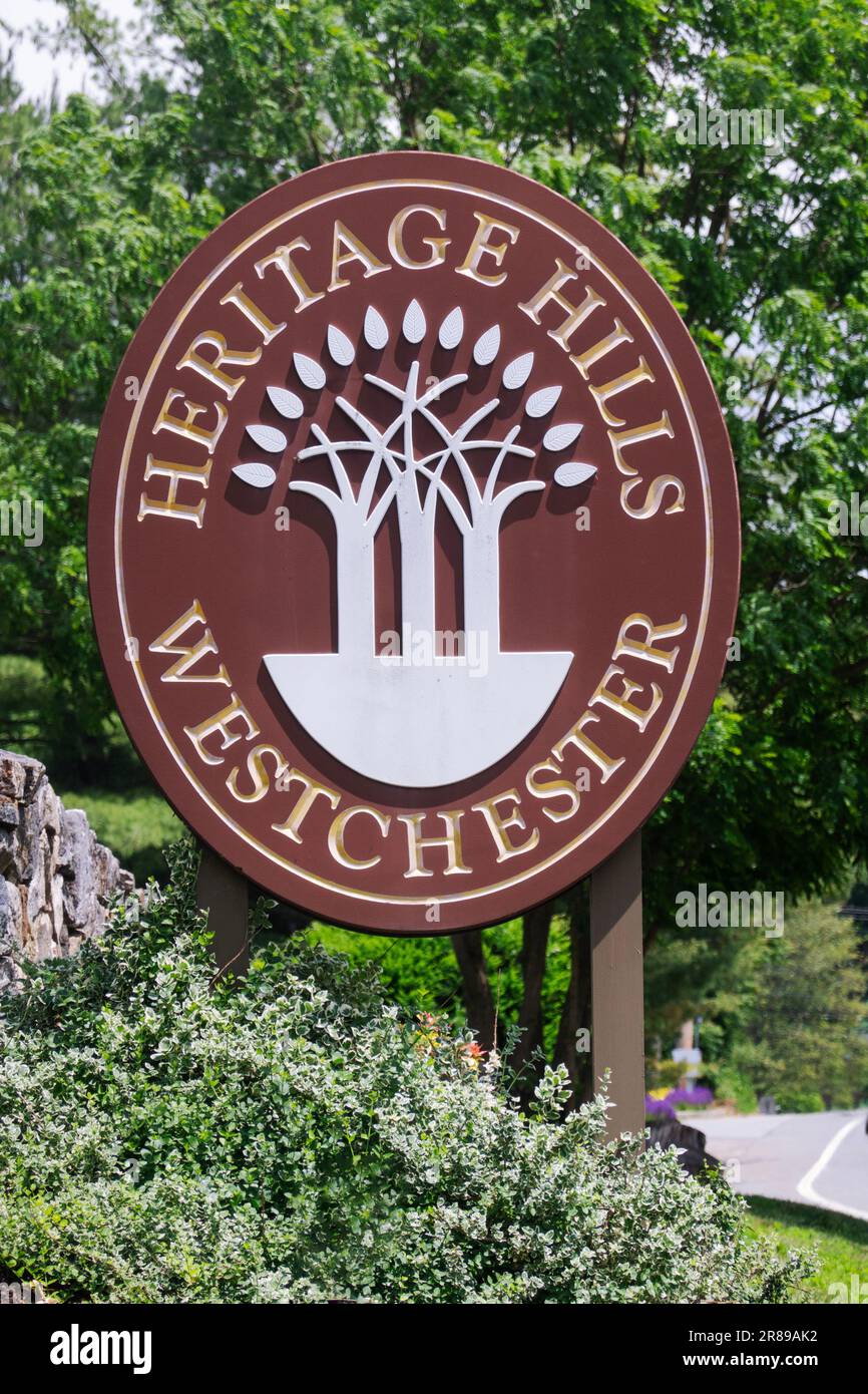 Un cartel en la entrada de Heritage Hills, una aldea en la ciudad de