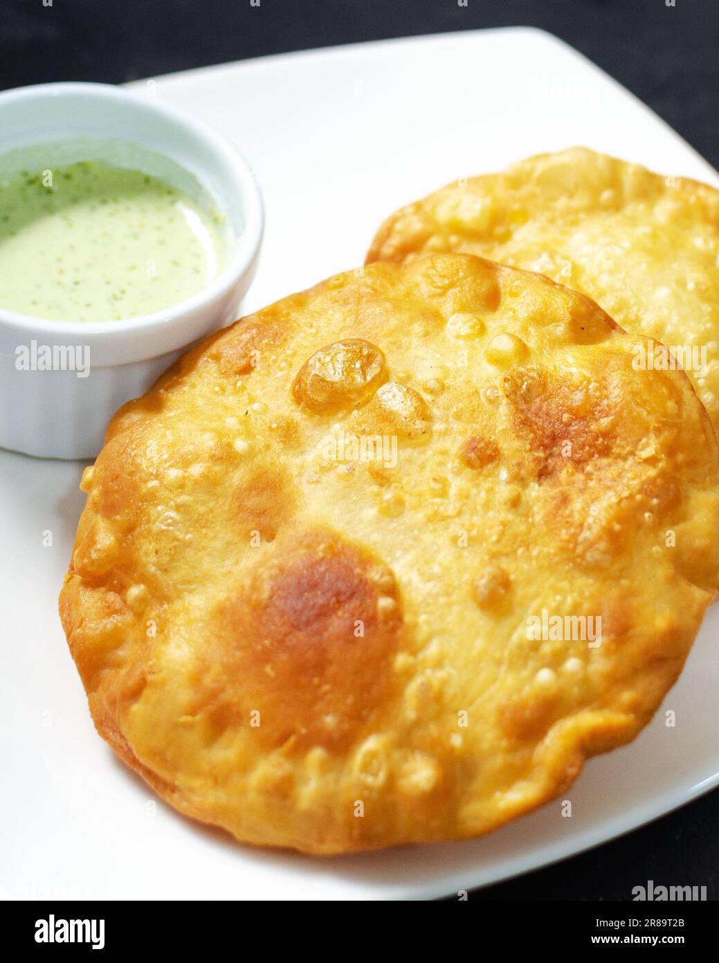 Pastelito Comida tradicional venezolana en fondo oscuro Foto de stock