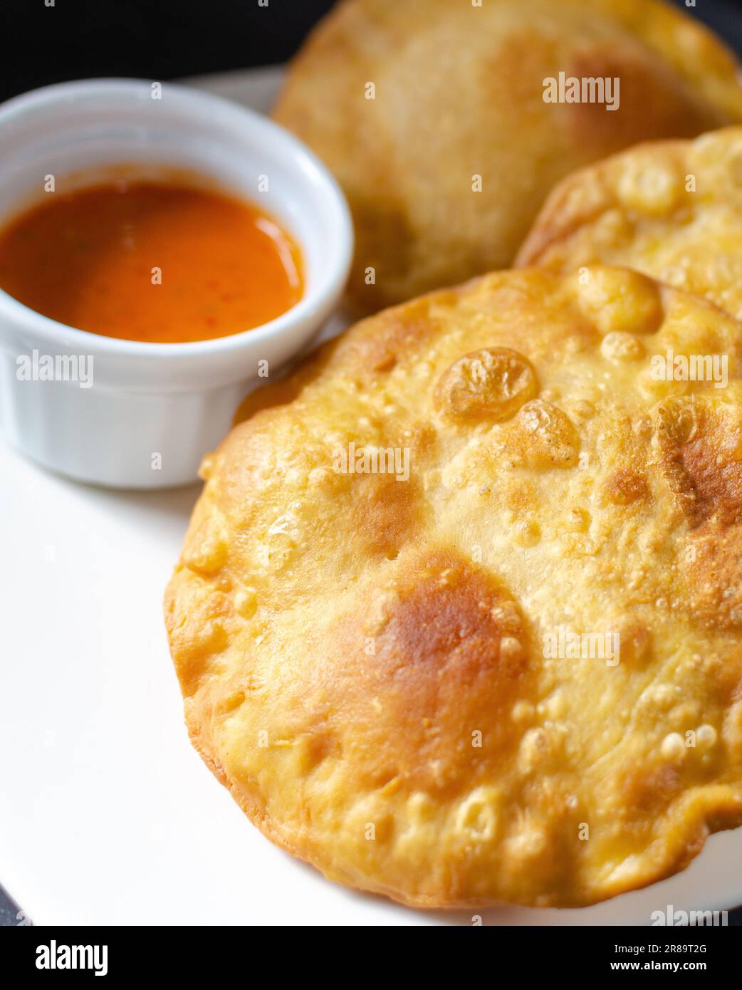 Pastelito Comida tradicional venezolana en fondo oscuro Foto de stock