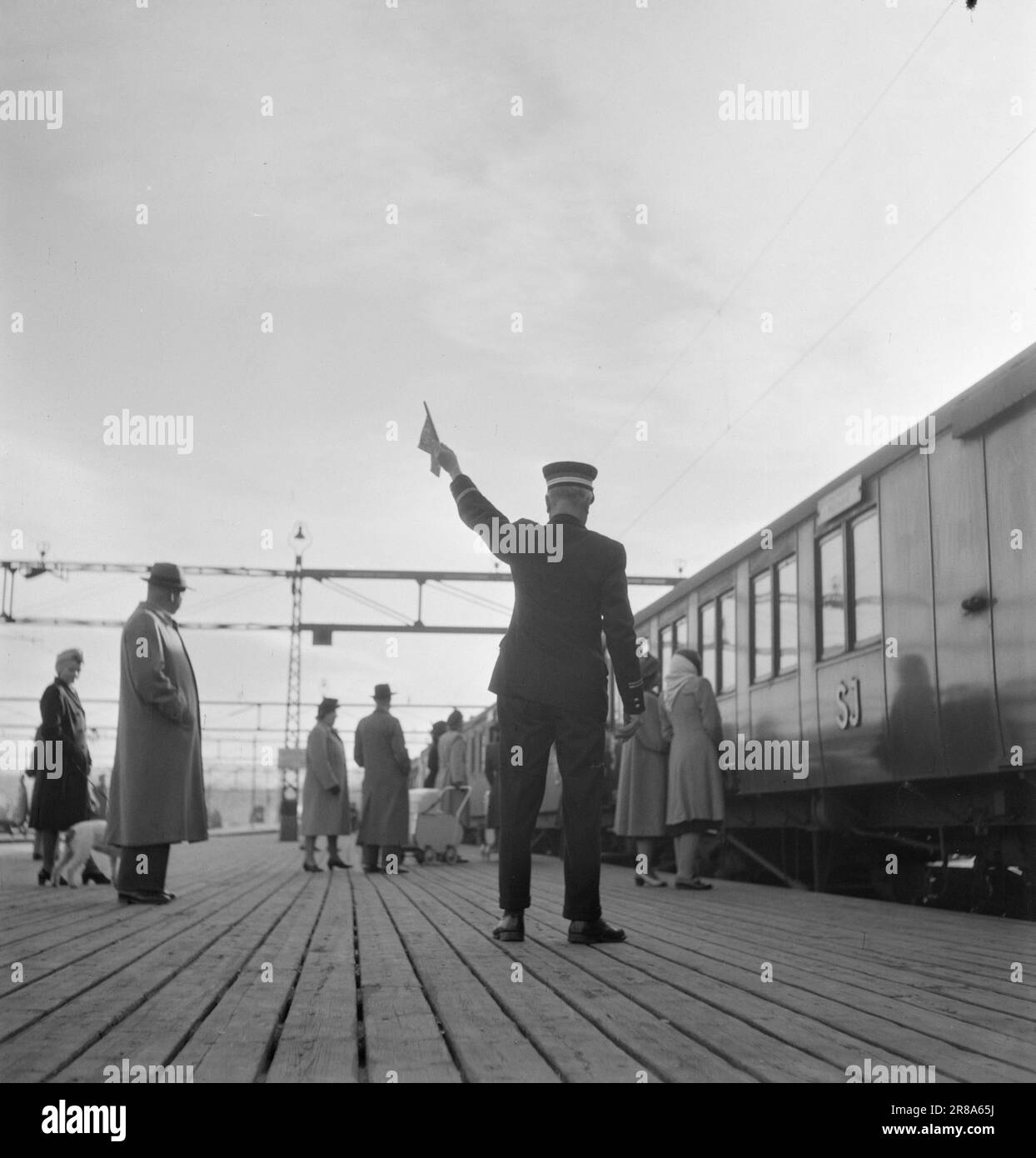 Real 25261948 ¿Se sienten seguros en un tren a toda velocidad [image