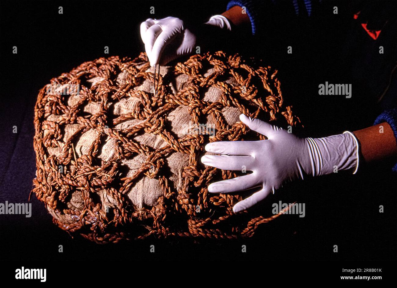 Lima Puruchuco - Un paquete de momia encerrado dentro de una red, encontrado en Puruchuco por el equipo del Prof. Guillermo Cock, en la foto con sckeleton- toma en el año 2000s Perù Foto de stock