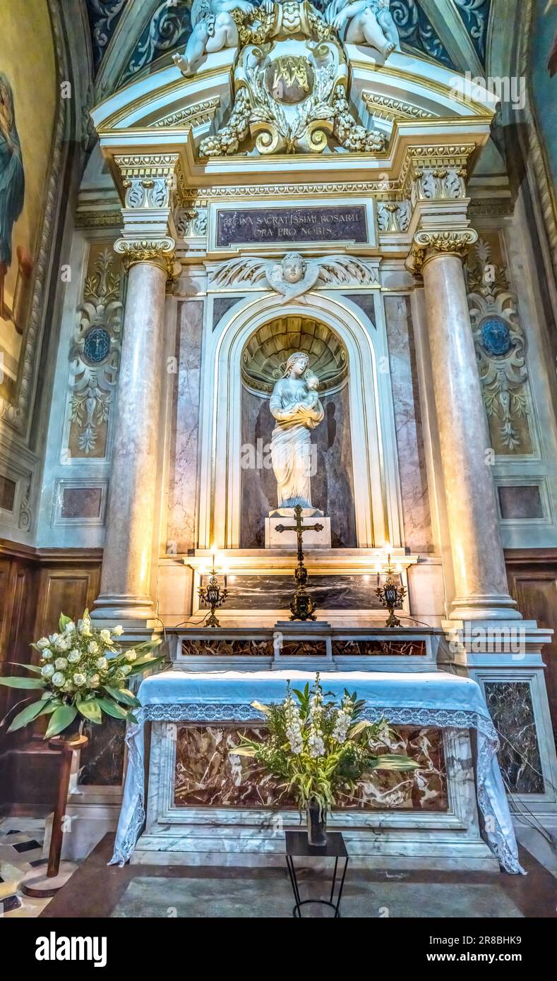 Virgen María Bebé Jesús Estatuas Capilla lateral Saint Marthe Hospital