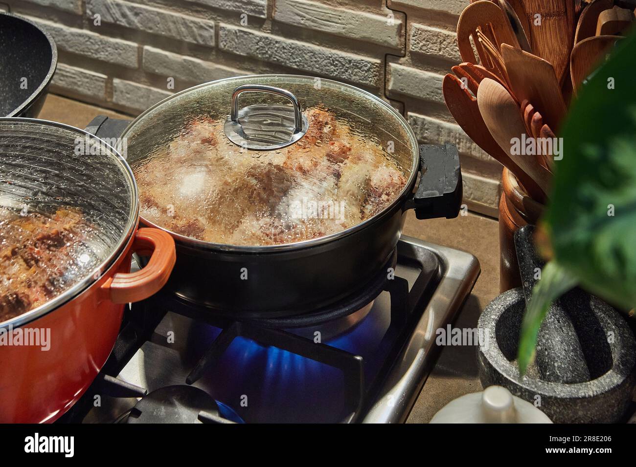 Cocción De Ollas De Vapor En La Cocina De La Casa Foto de archivo