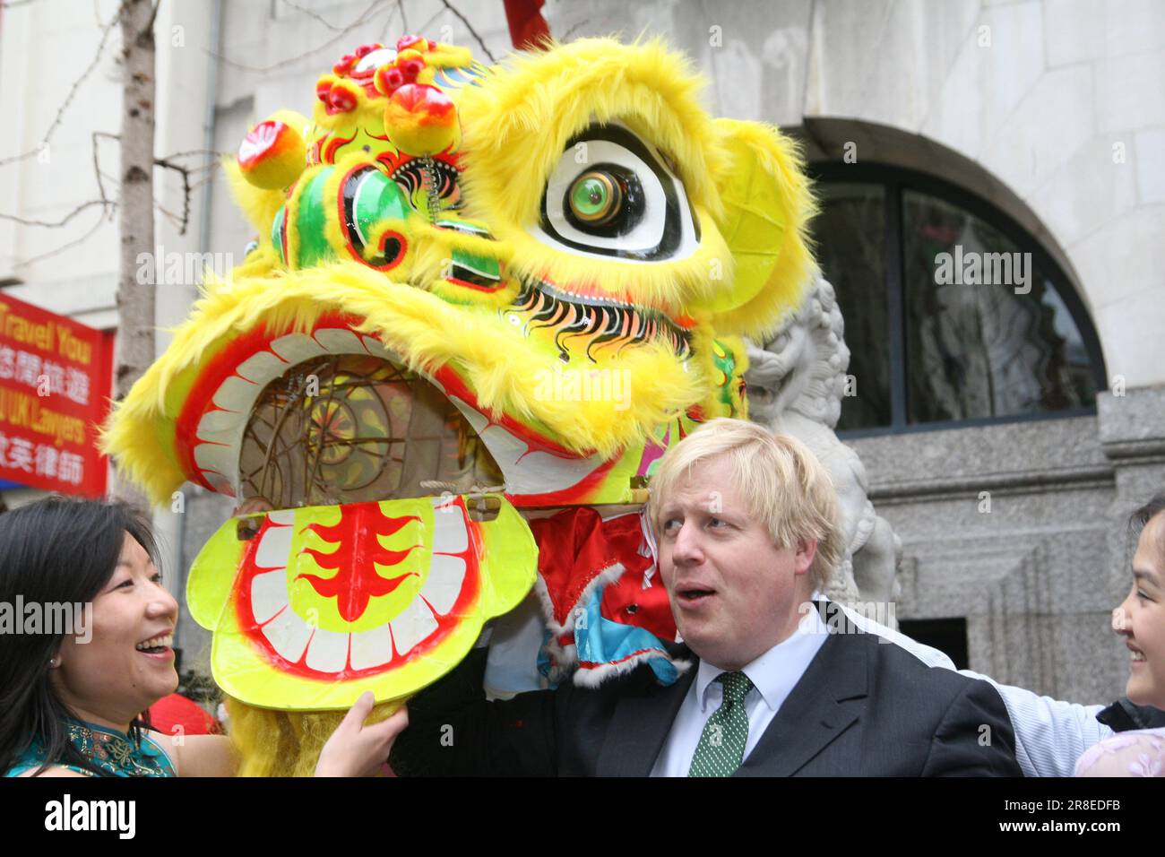 El alcalde de Londres, Boris Johnson, lleva un traje de dragón chino en el barrio chino de Londres Foto de stock