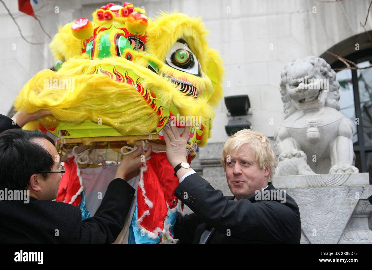 El alcalde de Londres, Boris Johnson, lleva un traje de dragón chino en el barrio chino de Londres Foto de stock