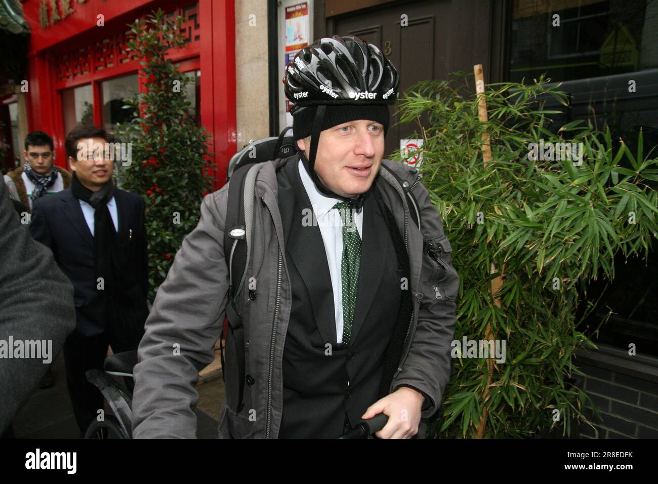 El alcalde de Londres Boris Johnson con su equipo de ciclismo en Chinatown, en el centro de Londres Foto de stock