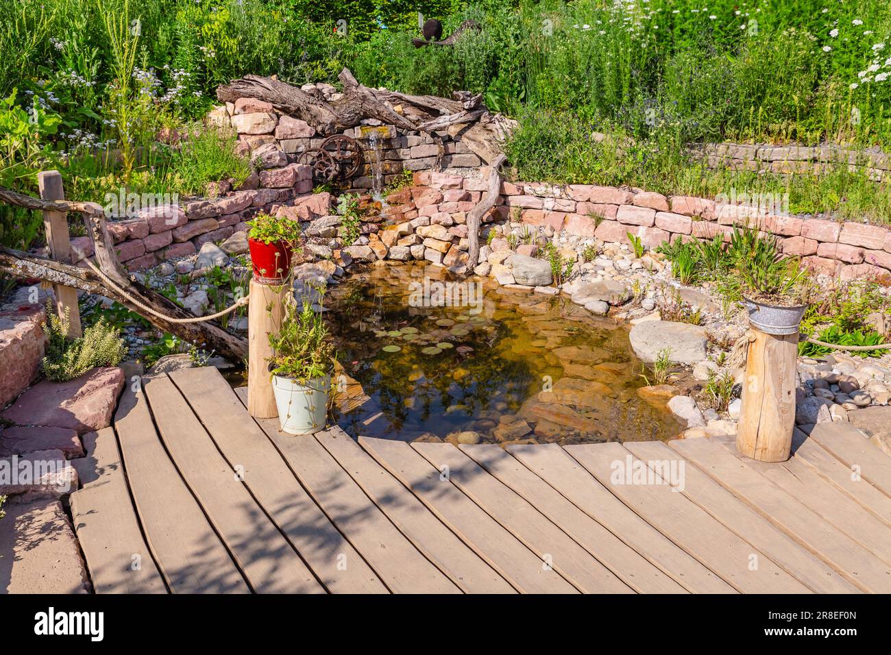 Estanque - Jardinería Plaza estanque de agua con piedra natural