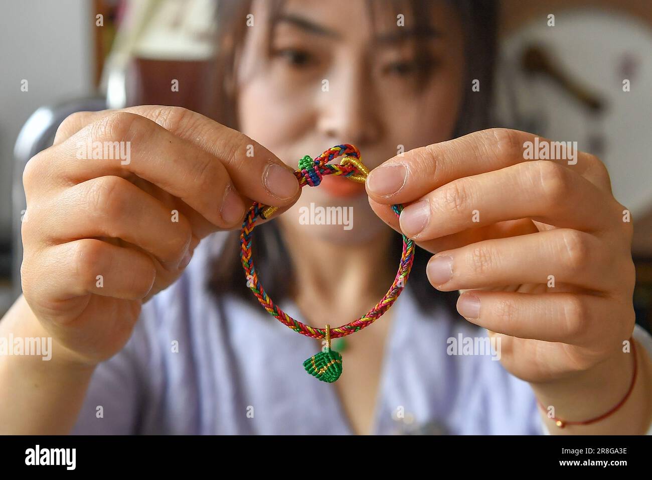 Hilo para hacer pulseras de colores para niños, con una muestra