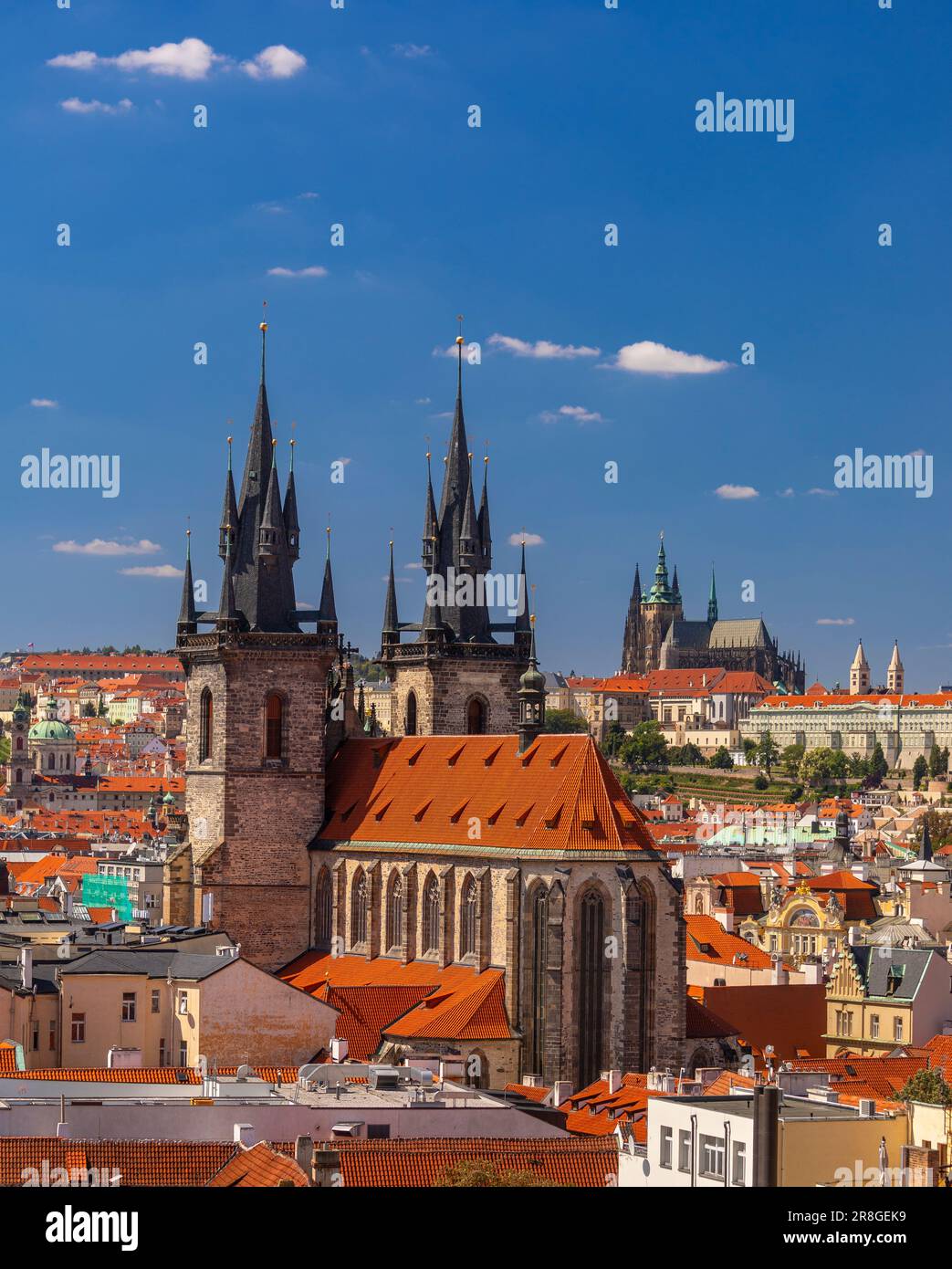 PRAGA, REPÚBLICA CHECA, EUROPA - horizonte de Praga incluyendo la Iglesia de Nuestra Señora antes de Tyn, y en la distancia de San. Catedral de Vitus y Castillo de Praga. Foto de stock