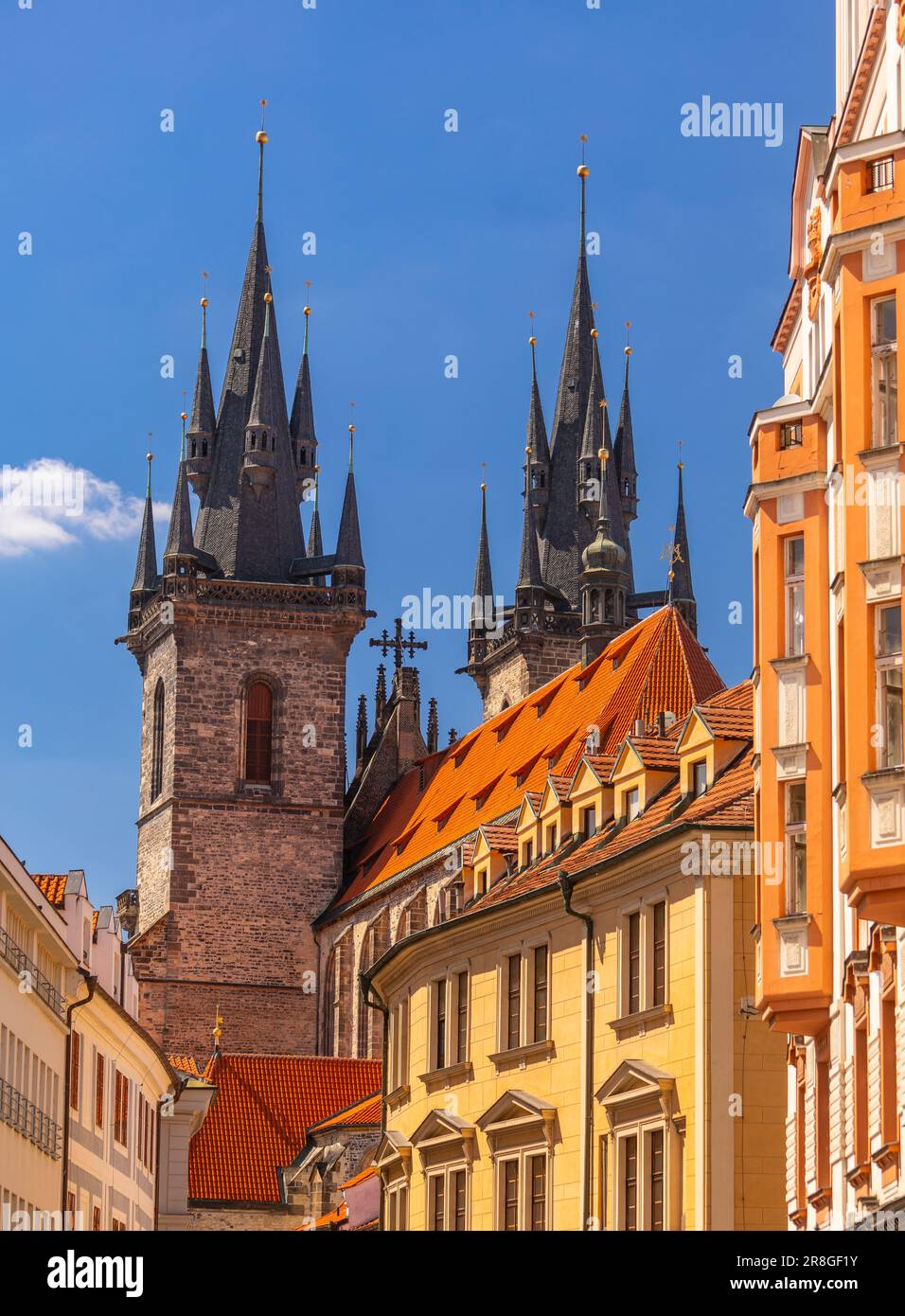 PRAGA, REPÚBLICA CHECA, EUROPA - Las torres de la Iglesia de Nuestra Señora antes de que Tyn se eleven por encima de otros edificios en Stare Mesto. Foto de stock