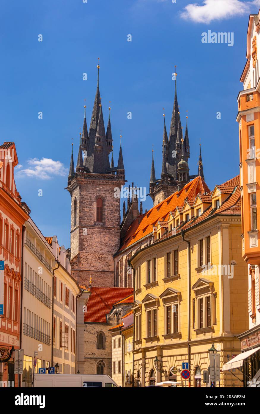 PRAGA, REPÚBLICA CHECA, EUROPA - Las torres de la Iglesia de Nuestra Señora antes de que Tyn se eleven por encima de otros edificios en Stare Mesto. Foto de stock
