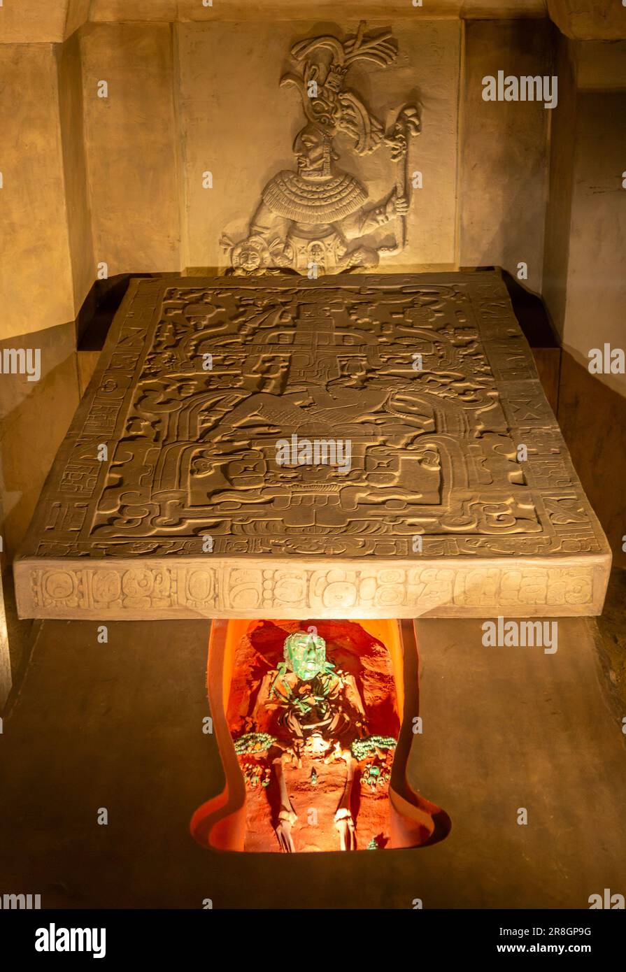 Reproducción de la tumba funeraria real, el rey maya Pakal el Grande