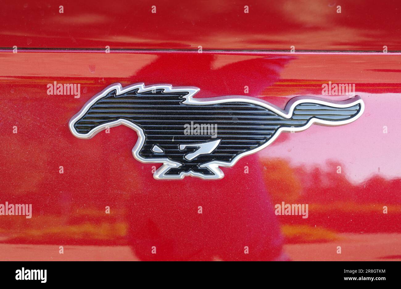 Lage, Alemania - Junio 3 2023 Vlose-up del emblema de un Ford Mustang rojo mach-e. Foto de stock