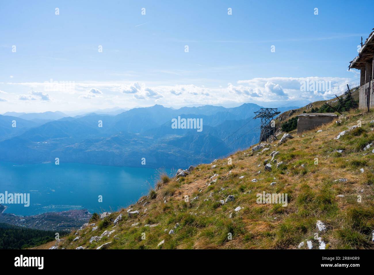 La meseta en la cima del Monte Baldo, la montaña sobre Malcesine en el lago de Garda Foto de stock