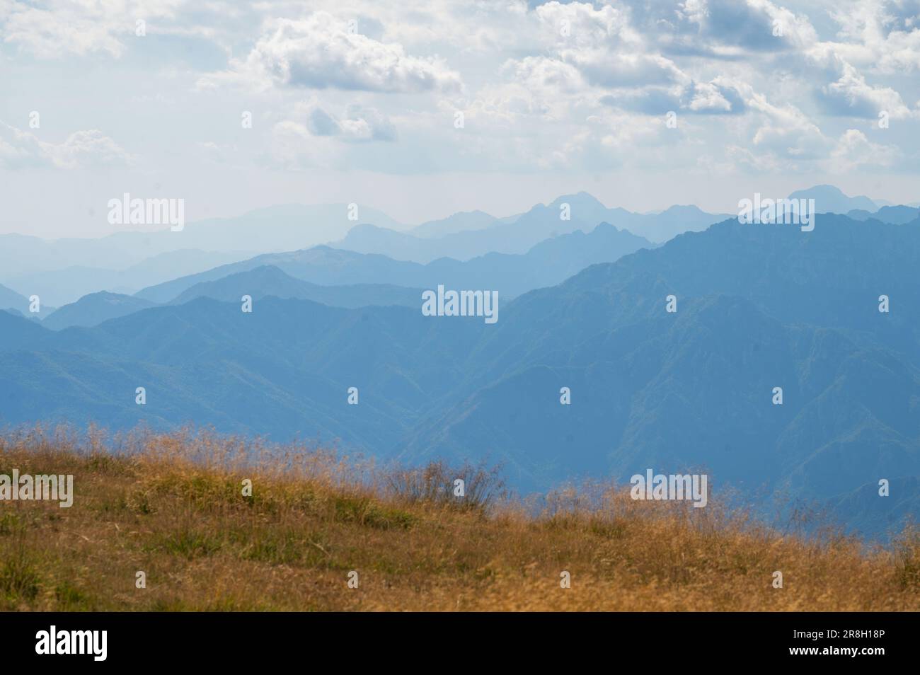 La meseta en la cima del Monte Baldo, la montaña sobre Malcesine en el lago de Garda Foto de stock