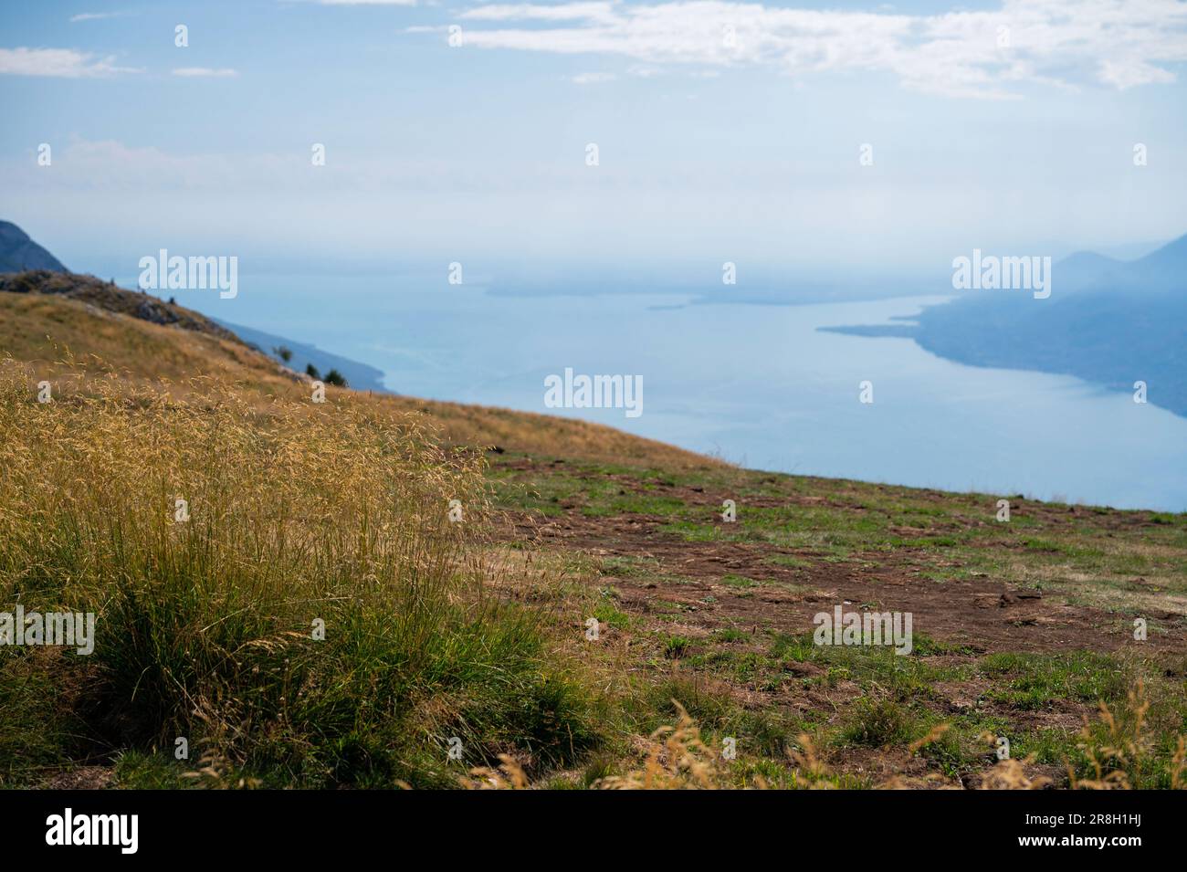 Los parapentes saltan desde la cima del Monte Baldo, hacia Maclesine y el lago de Garda en Italia Foto de stock