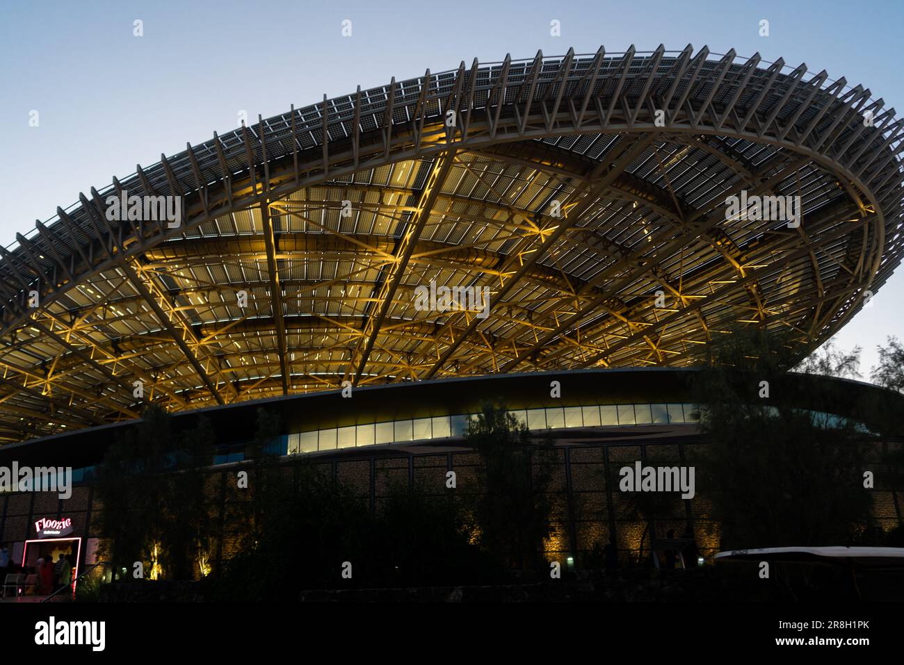 Atracciones y ciudades interiores de Dubái - vista de la cúpula de Al Wasl Plaza en la Expo 2020 Dubai por la noche Foto de stock