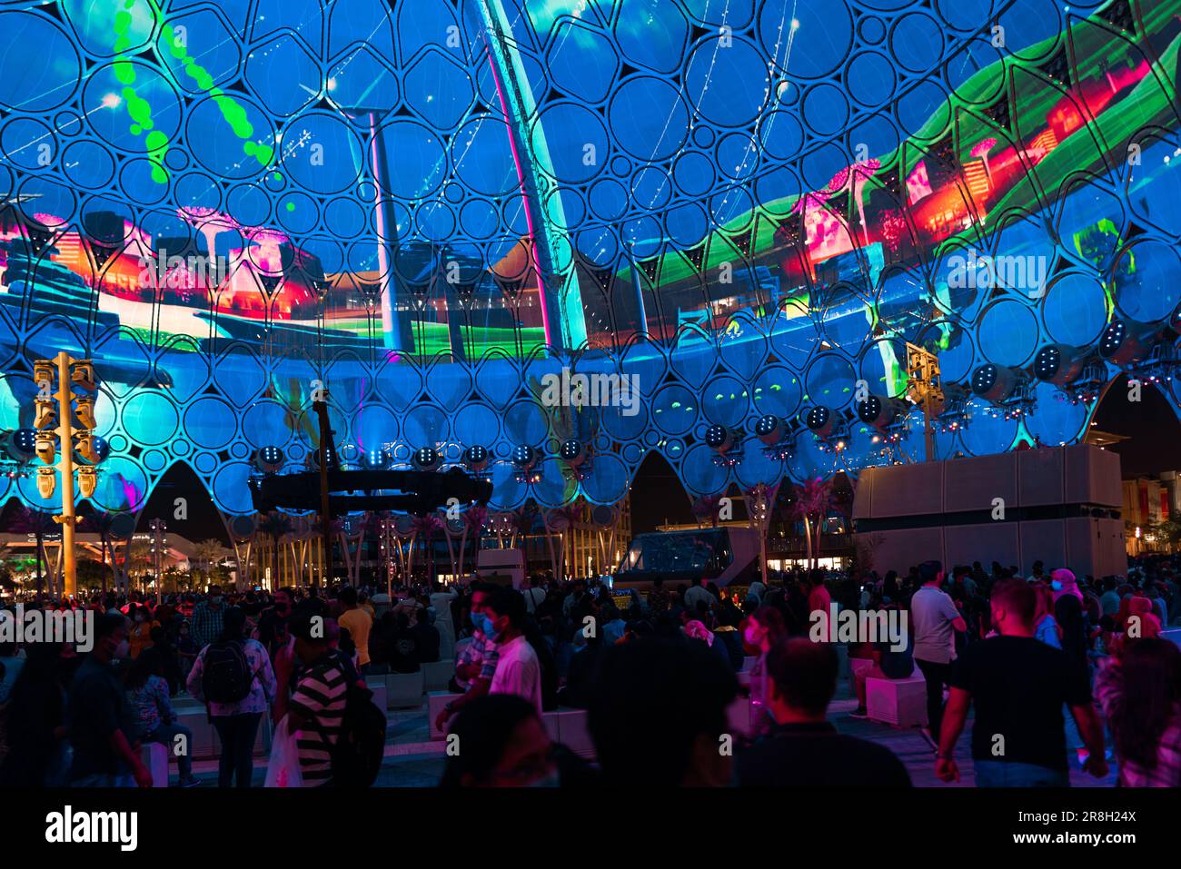 Atracciones y ciudades interiores de Dubái - vista de la cúpula de Al Wasl Plaza en la Expo 2020 Dubai por la noche Foto de stock