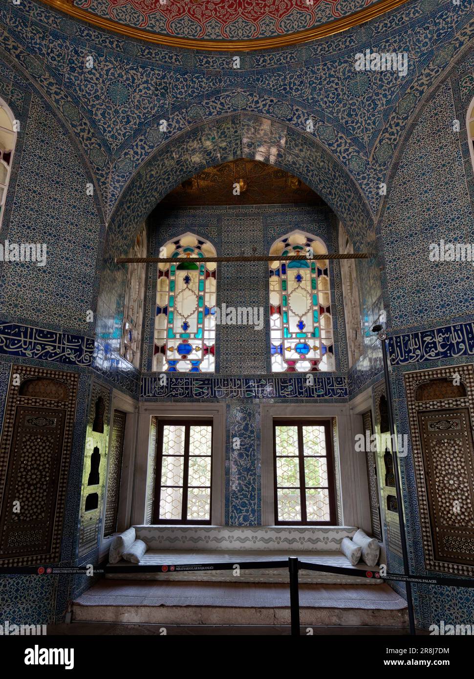 Elegante habitación dentro del Palacio Topkapi con azulejos azules y blancos, vidrieras, distrito de Fatih, Estambul, Turquía Foto de stock