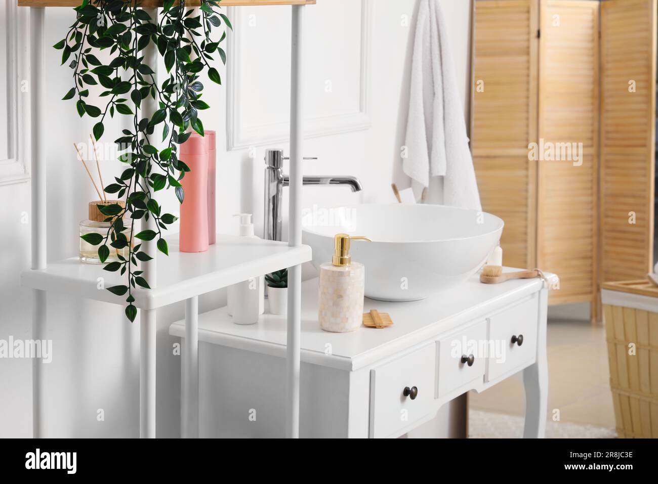 Mesa con lavabo y estantería en el interior del baño Fotografía de stock -  Alamy