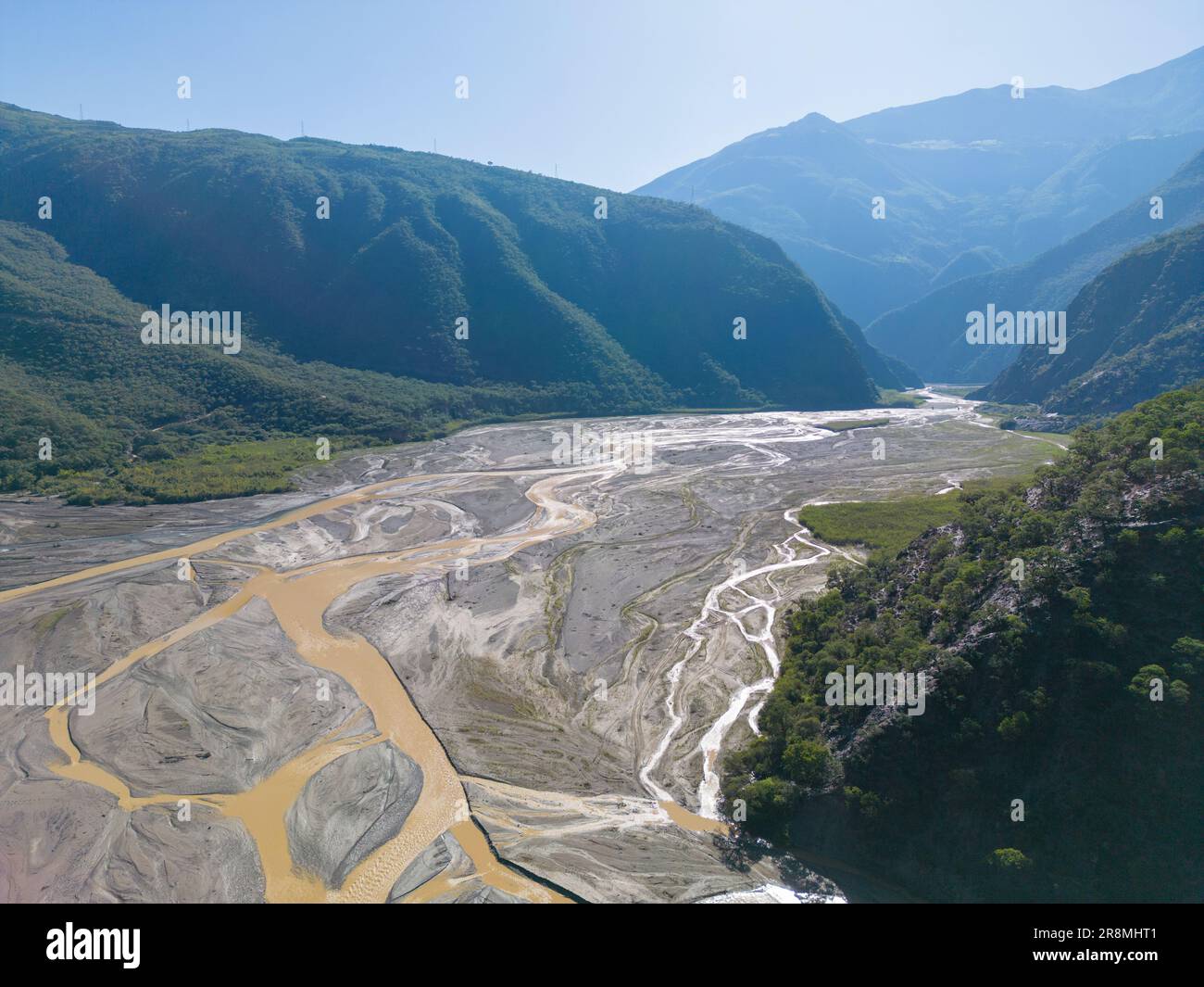 Vista aérea del remoto paisaje del Río Sacambaya con un enorme cauce de