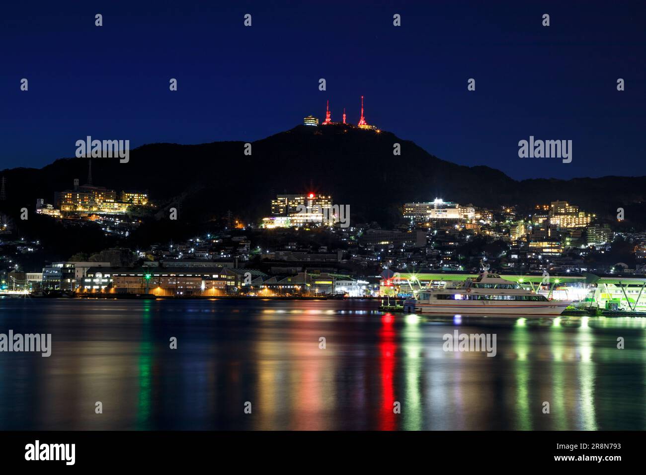 Vista nocturna del puerto de Nagasaki y el monte Inasa Foto de stock