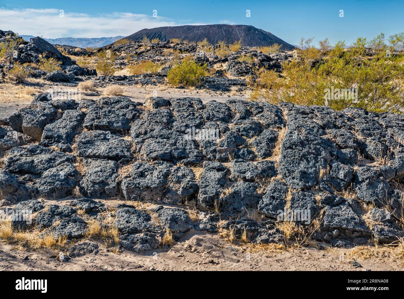 Cráter Amboy, volcán de cono de ceniza, campo de lava, en el Monumento Nacional Mojave Trails, cerca de Amboy, California, Estados Unidos Foto de stock