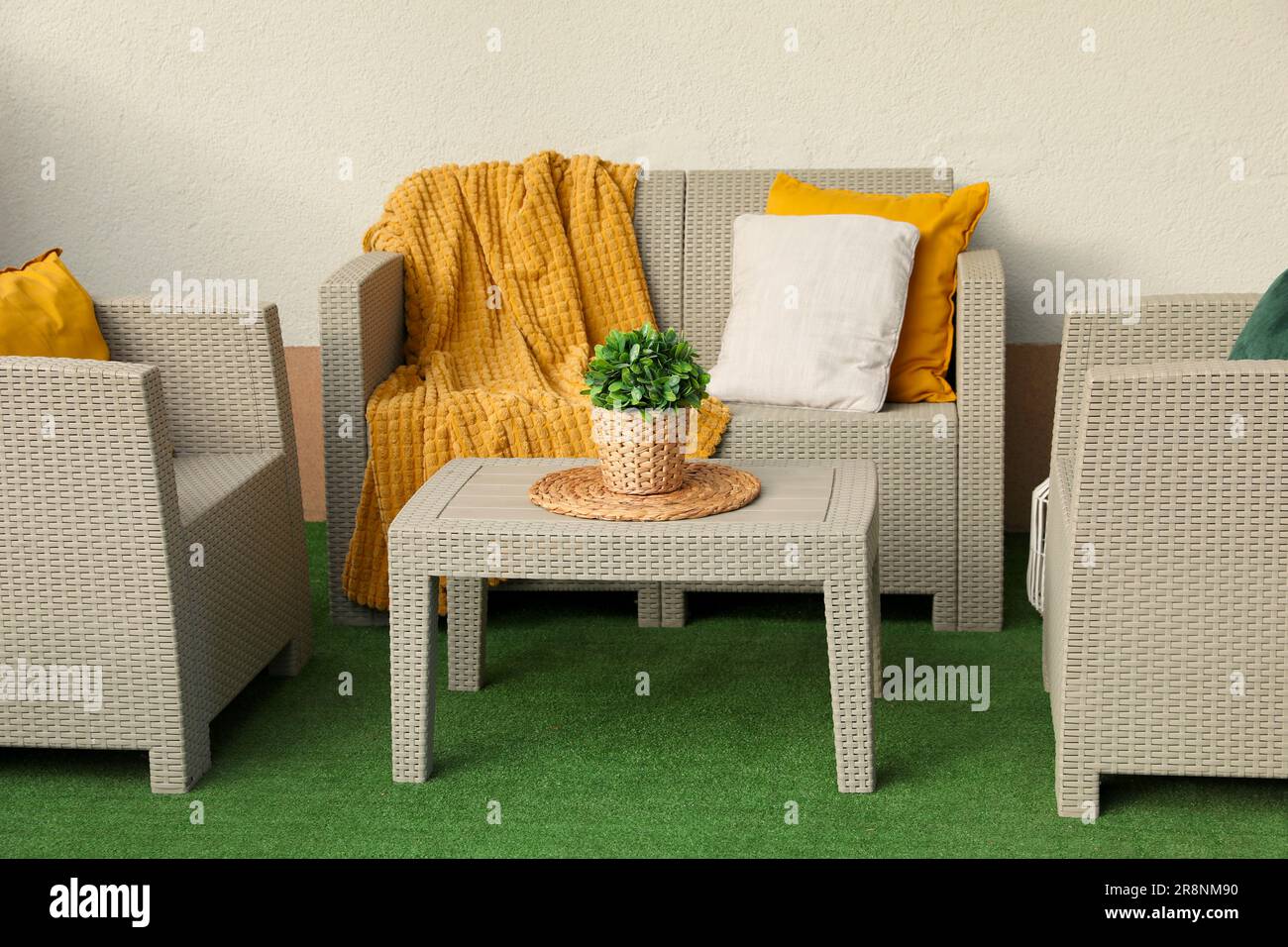 Salón interior con un cómodo sofá, silla mecedora y suaves almohadas  Fotografía de stock - Alamy