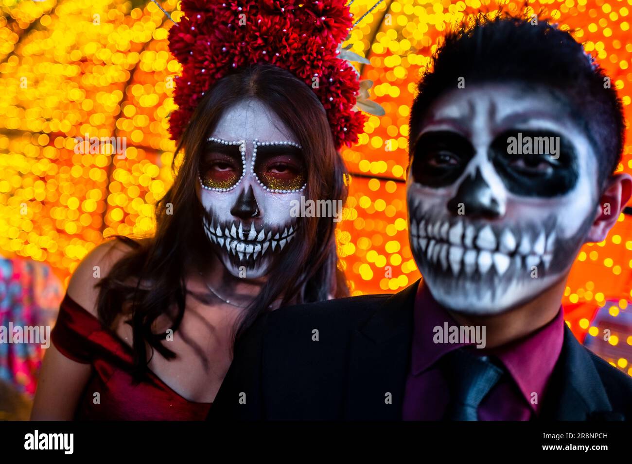 Una mujer mexicana, vestida como La Catrina, y un hombre mexicano, vestido  como Catrín, participan en las festividades del Día de Muertos en Morelia,  México Fotografía de stock - Alamy