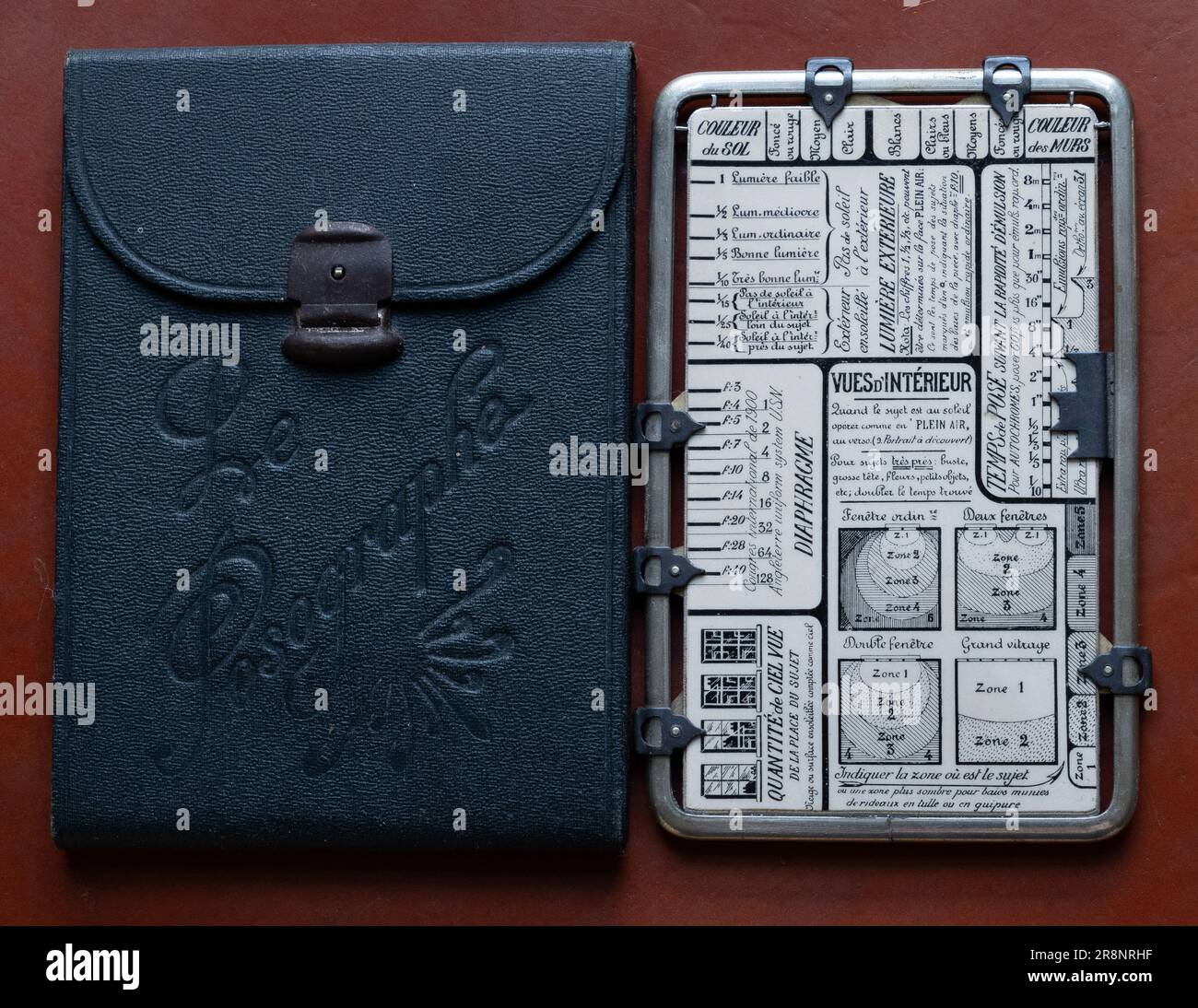 Una Posographe; una calculadora de exposición fotográfica francesa que data  de 1922. Una placa de metal, de doble cara, inventada por August-Robert  Kaufmann Fotografía de stock - Alamy