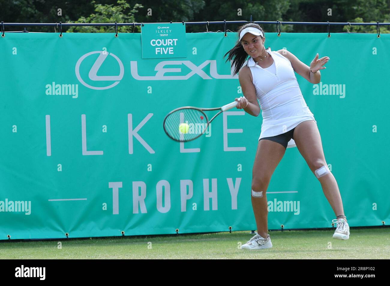 Club de squash y tenis Ilkley Lawn, Stourton Road, Ilkley, West Yorkshire, 22 de junio de 2023. Katrina Scott de EE.UU. Durante el partido de Ilkley del ITF World Tennis Tour W100 contra Dalma Galf de Hungría Crédito: Touchlinepics/Alamy Live News Foto de stock