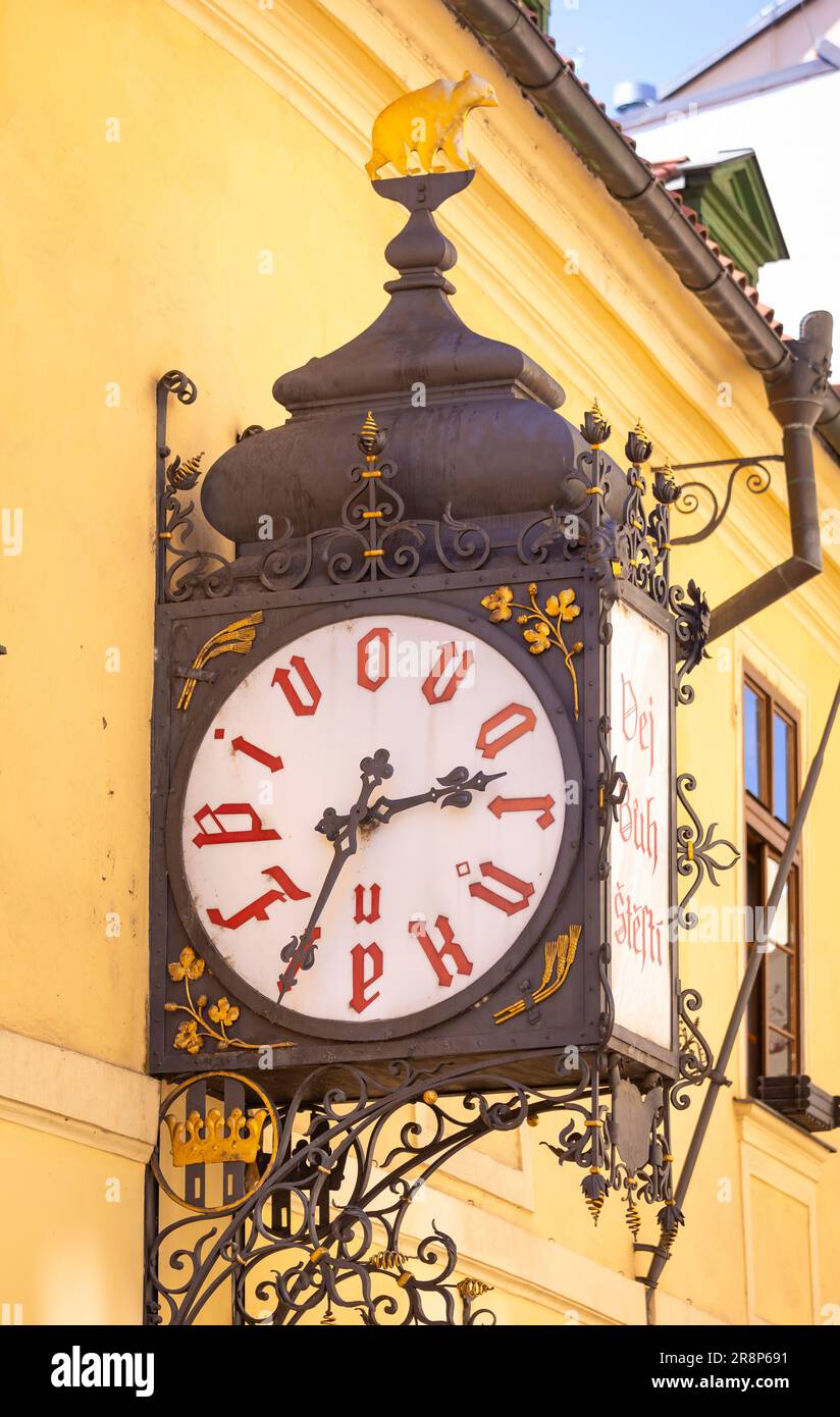 PRAGA, REPÚBLICA CHECA, EUROPA - U Fleku cervecería y restaurante señal de reloj. Foto de stock