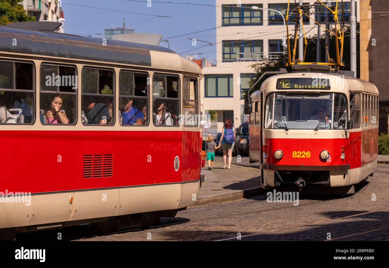 PRAGA, REPÚBLICA CHECA, EUROPA - Tranvía en la calle. Foto de stock