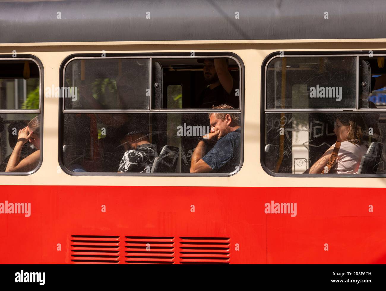 PRAGA, REPÚBLICA CHECA, EUROPA - Ventanilla de tranvía y pasajeros. Foto de stock