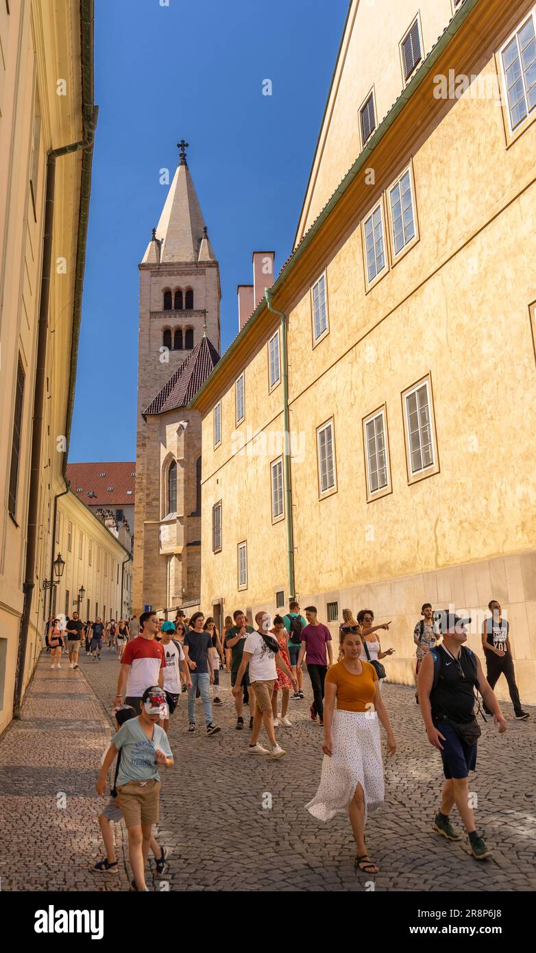 HRADCANY, PRAGA, REPÚBLICA CHECA, EUROPA - los turistas caminan en la calle en el distrito del castillo. Foto de stock