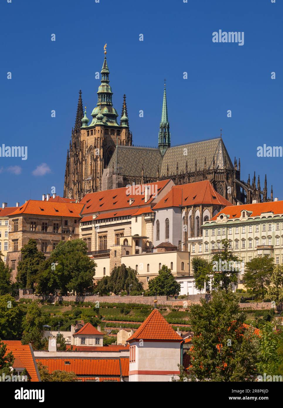 PRAGA, REPÚBLICA CHECA, EUROPA - ST. Vitus Catedral en el Castillo de Praga, se eleva sobre el barrio de Hradcany. Foto de stock