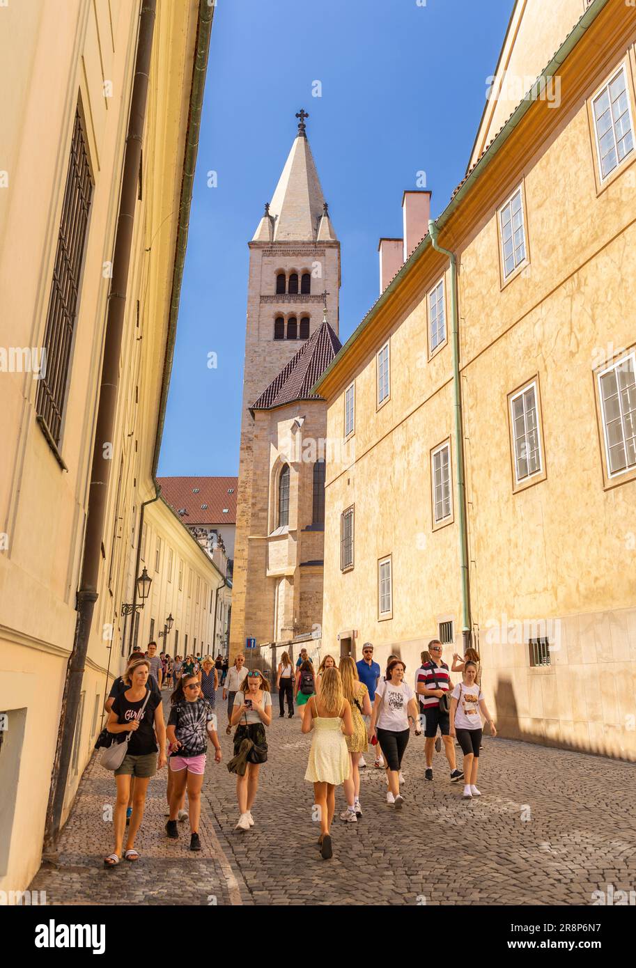 HRADCANY, PRAGA, REPÚBLICA CHECA, EUROPA - los turistas caminan en la calle en el distrito del castillo. Foto de stock