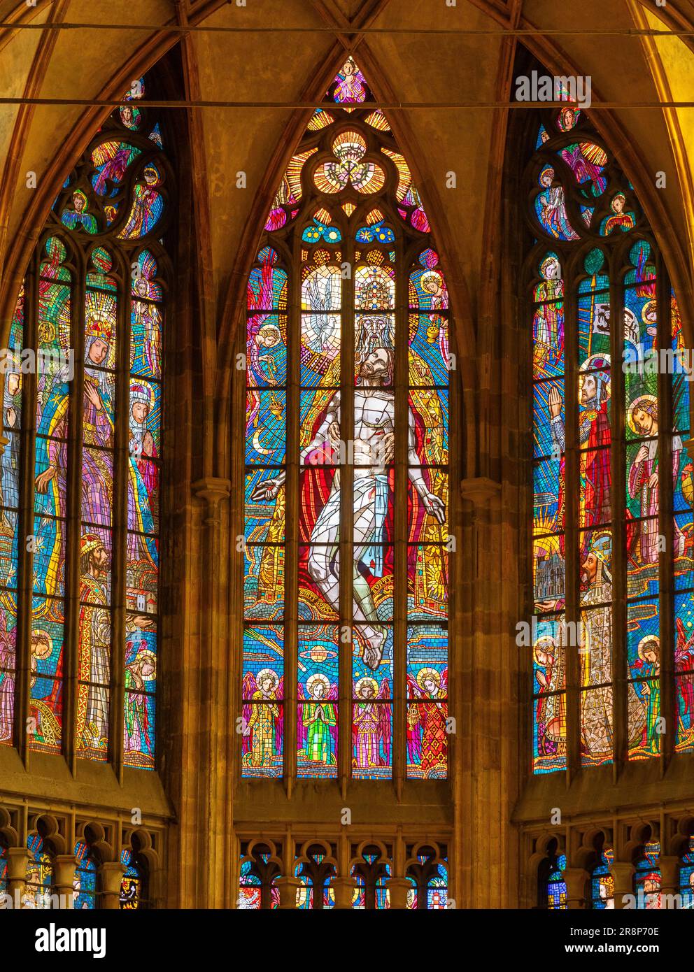 PRAGA, REPÚBLICA CHECA, EUROPA - ST. Vitrales Vitus Cathedral. Foto de stock