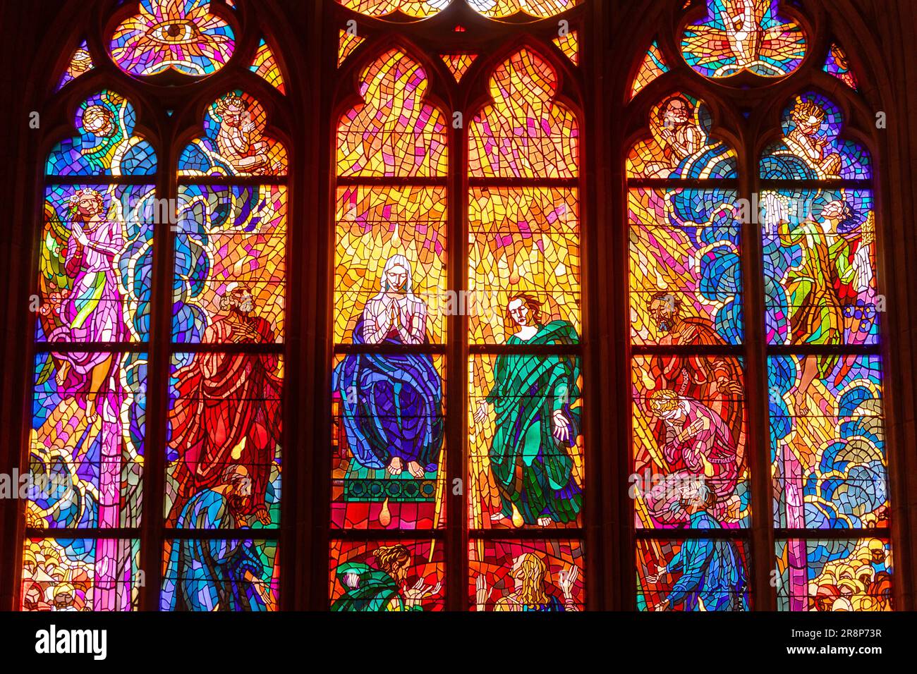 PRAGA, REPÚBLICA CHECA, EUROPA - ST. Vitrales Vitus Cathedral. Foto de stock