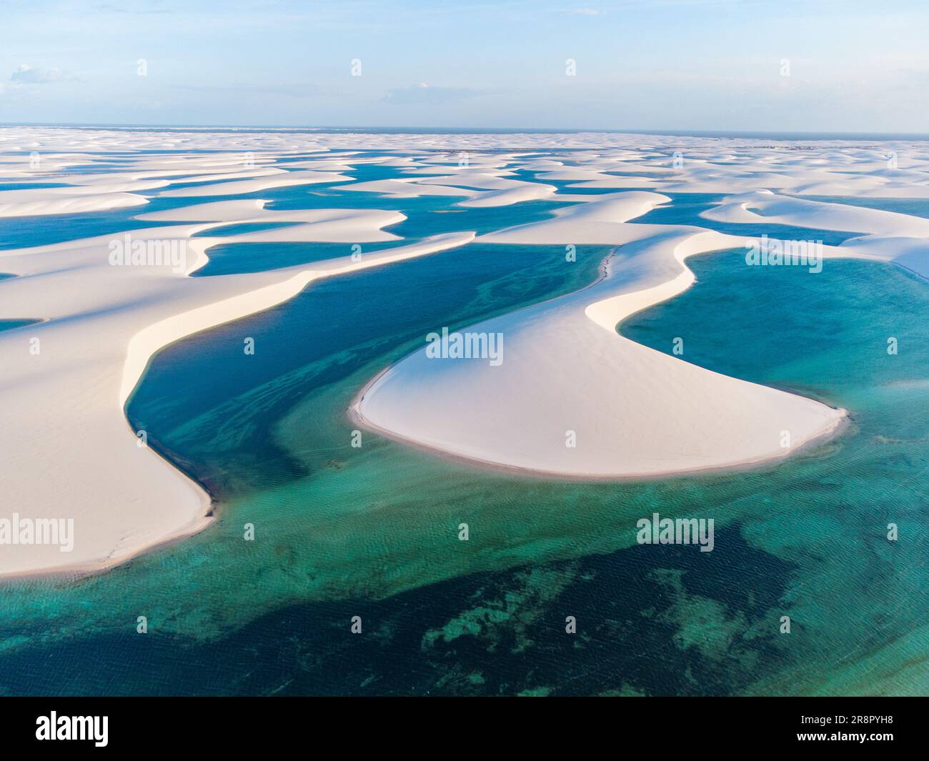 Foto de dron de lagunas de agua dulce de lluvia con dunas de arena blanca en el parque nacional Lençóis maranhenses en Brasil. Foto de stock