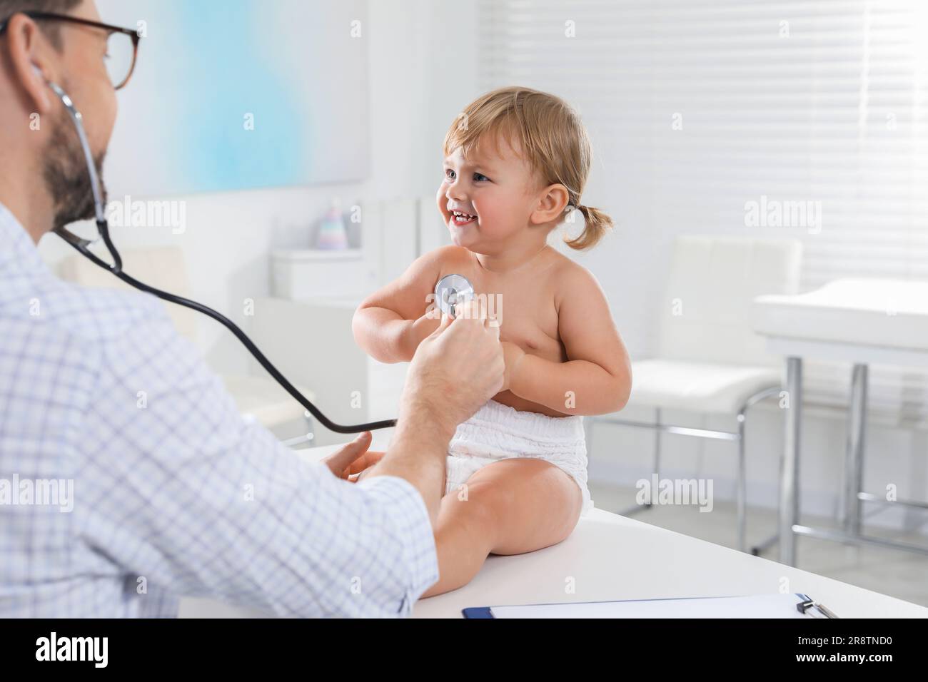 Pediatra examinando bebé con estetoscopio en el hospital. Atención