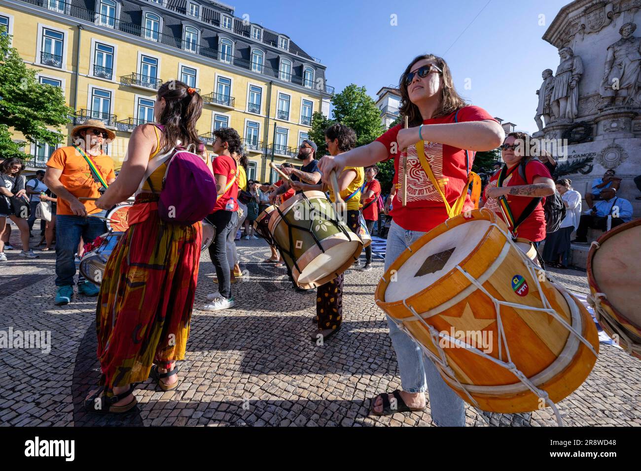 Varios activistas con instrumentos musicales son vistos dando una actuación  musical en la plaza Luis de Camoes durante una manifestación contra las  medidas gubernamentales sobre la vivienda en Portugal. El evento ha