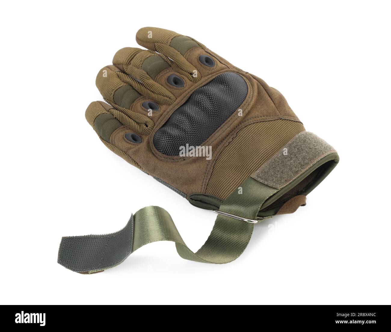 Preparación para la acción: Primer plano de los guantes tácticos camuflados  que se abrochan por personal militar Fotografía de stock - Alamy