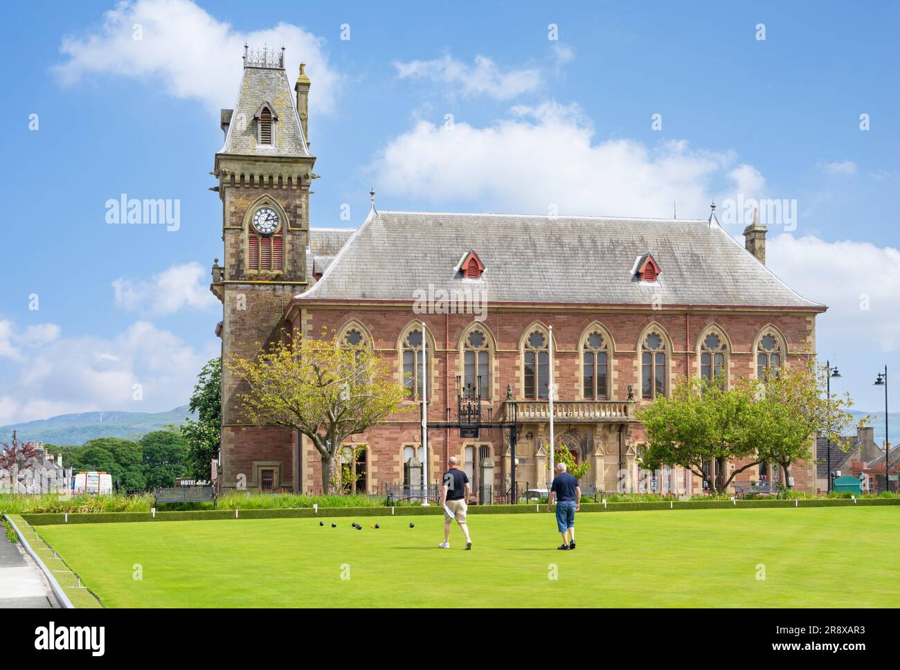 Edificios del condado de Wigtown o Ayuntamiento del condado de Wigtownshire con hombres jugando a los bolos Wigtown Wigtownshire Dumfries y Galloway Scotland UK GB Foto de stock