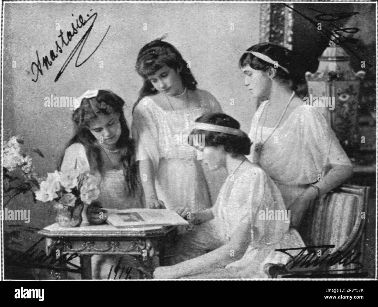 ''Les derniers jours des Romanof; Les quatre grandes-duchesses en 1914', 1914. De «L'Album de la Guerre 1914-1919, Volumen 2» [L'Illustration, París, 1924]. Foto de stock